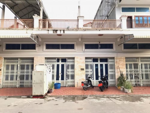 ផ្ទះ​លក់​បន្ទាន់​ខ្លាំង​ តម្លៃ​ 99,000$ ចរចា​ ទីតាំង​ចាក់​អង្រែ​ក្រោម​ ក្បែរ​ផ្សារ​អ៊ីអន​3 ផ្លូវ​60m