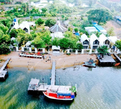 រីស៊តជាប់ព្រែកធំ (ក្រុងកំពត) លក់ / Resort Along Prek Thom (Kampot City) For Sale