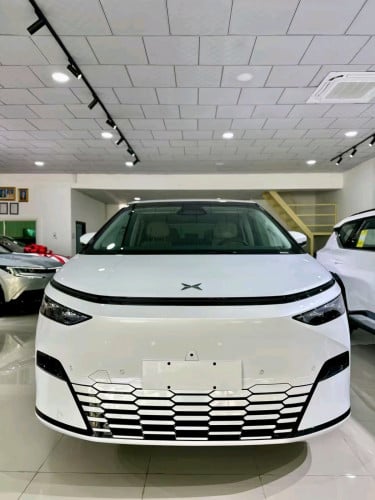 On sale Xpeng X9 MPV full options 702km zero gravity seat