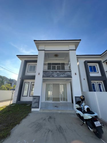 ផ្ទះលក់បន្ទាន់ (ផ្ទះថ្មី)តម្លៃ14xxxx$ចរចា