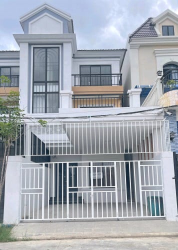 ផ្ទះលក់បន្ទាន់តំលៃ185000ចរចារ ទំហំដី6*22.7 ទំហំផ្ទះ4.6*14