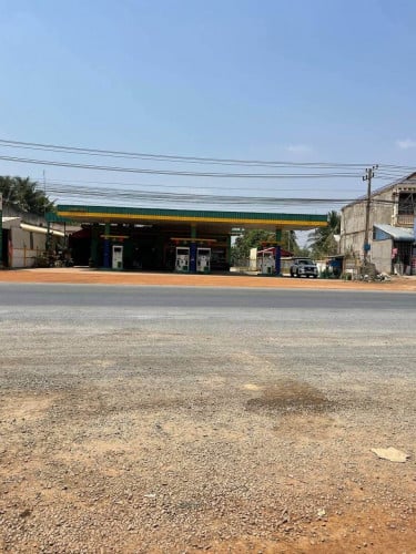 ការះសាំងដេប៉ូតេលានៅជាប់ផ្លូវជាតិលេខ4ចំកណ្តាលផ្សារទីប្រជុំជនអ៊ូរអ៊រសំរាប់លក់（tela station for sell)