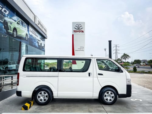 Toyota Hiace 12 seats