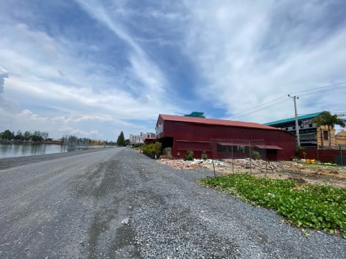 ដីលក់បន្ទាន់​ ផ្លូវ​មុខ​ក្រោយ​ ជាប់​ព្រែក​កំពត