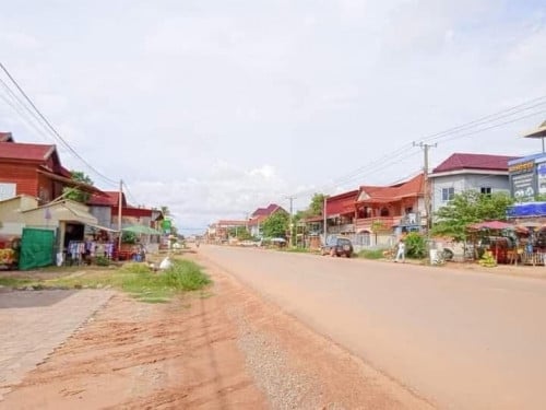 ដីនឹងផ្ទះលក់ទីតាំងស្អាតនៅជិតផ្សារក្រោម