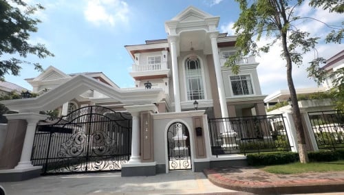 វីឡាឃ្វីនលក់ / Queen Villa for sale