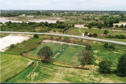 ដីលក់ជាប់ផ្លូវទំនប់៧មករា