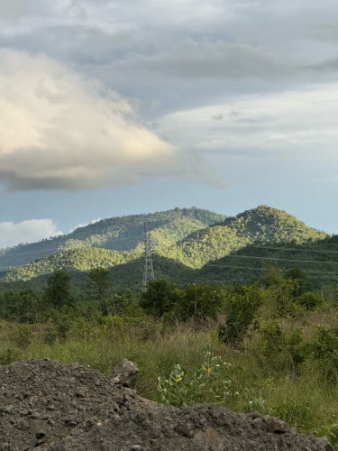 ដីកែងផ្លូវទៅភ្នំខ្នងផ្សារ (កំពុងជួសជុលចាក់កៅស៊ូ)