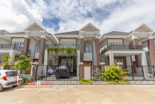 ផ្ទះវីឡាទោល សម្រាប់លក់ក្នុង បុរីប៉េងហេង ៥០ម៉ែត្រ