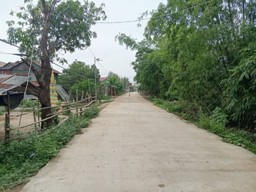 ដីលក់បន្ទាន់នៅស្អាង 15X80 ទីធ្លាធំមានចំការស្រាប់ផ្លូវចូលមានផ្ទះអ្នកភូមិ សាលារៀន។ល។