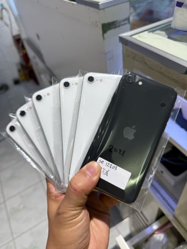 iPhone SE 2 128GB  ( Look like new) 99.99%