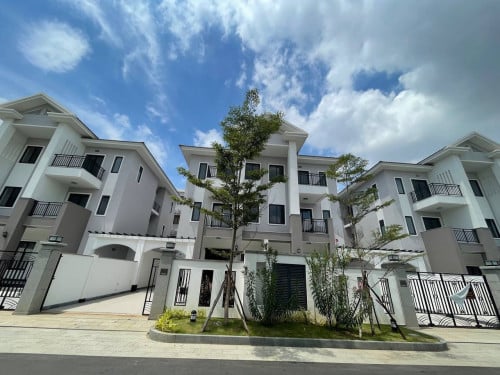 វីឡាភ្លោះ សម្រាប់លក់ក្នុងបុរី ភ្នំពេញផាក