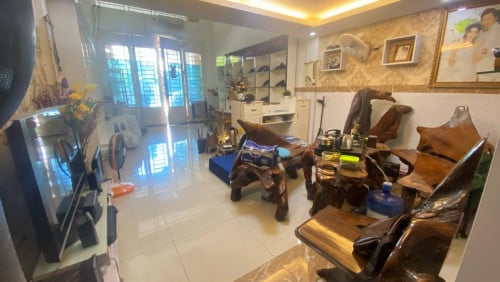 ផ្ទះលក់បន្ទានតំលៃក្រោមទីផ្សា