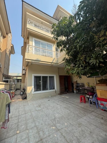 ផ្ទះវីឡាភ្លោះ ជួល នៅបុរីភិភពថ្មីច្រេះ សំរោងអណ្តែត $800