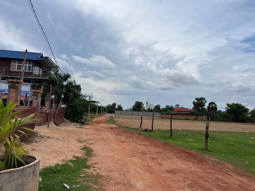 ដីលក់ក្រោមទីផ្សារ40%ជាក់ស្ដែងនៅភូមិតាវៀនសង្កាត់សាលាកំរេីក្រុងសៀមរាប។
