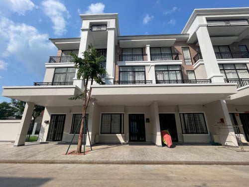 វីឡាកូនកាត់ សម្រាប់លក់ នៅបុរីប៉េងហ៊ួត បឹងស្នោរ | Link villa LA for Sale  in PH boeung snor