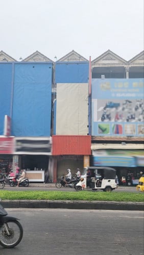 ផ្ទះល្វែងជិតផ្សារ សម្រាប់ជួលរកសុី លើផ្លូវធំ | Shophouse for Rent on Main Road