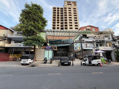 ដី​ បូក​ កុងទីន័រ​ជួល