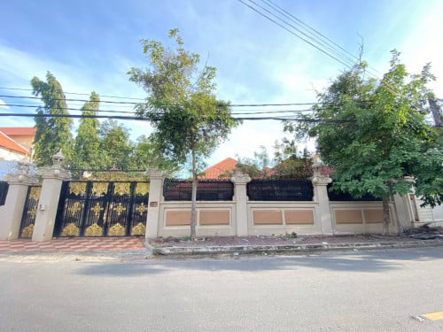 វីឡាជួល​ $3000/ខែ​ (ទួលគោក)