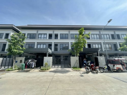 💥វីឡាកូនកាត់ LA លក់បន្ទាន់ខ្លាំង នៅបុរី ជីបម៉ុងលែនហ្គ្រែន ភ្នំពេញ