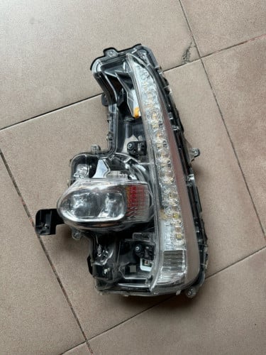 ស៊ីញ៉ូពិល​ហ្ស៊ីន Prius prime advanced​ ឆ្វេង