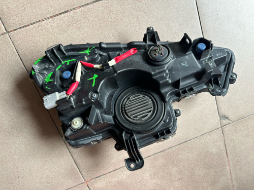 ស៊ីញ៉ូពិល​ហ្ស៊ីន Prius prime advanced​ ឆ្វេង