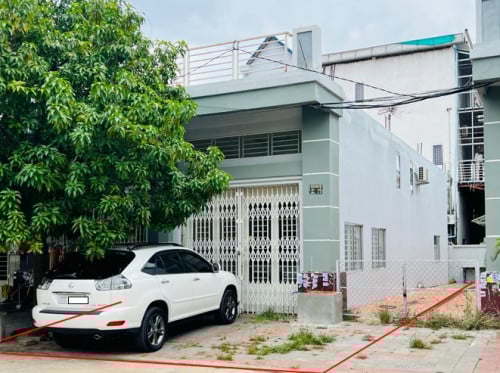 ផ្ទះល្វែងសល់ដីចំហៀង លក់បន្ទាន់