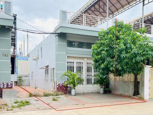 ផ្ទះល្វែងសល់ដីចំហៀង លក់បន្ទាន់