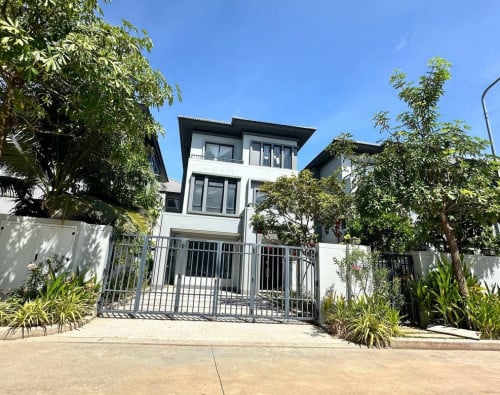 ឃ្វីនB​ សម្រាប់ជួល | QUEEN B FOR RENT (ទីតាំងជីបម៉ុង​៥០ម)