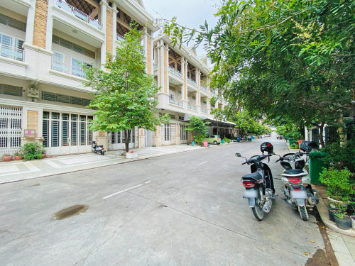 ផ្ទះល្វែង ក្នុងបុរី ប៉េងហួត អ៊េមឺរ៉លដ៏ ជិតផ្សារទំនើប អ៉ីអន2 ត្រូវការលក់បន្ទាន់ខ្លាំង
