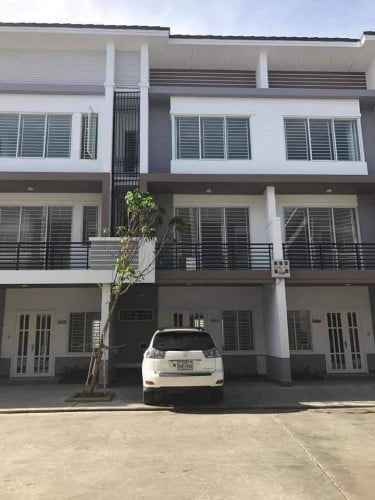 🏡#联排别墅出租房源位置： #一号路炳发城租