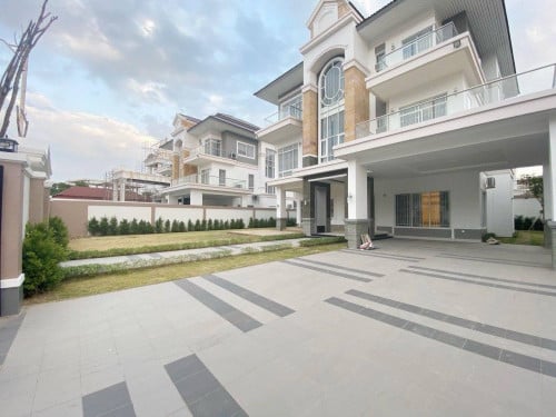Queen villa for sale in The Star Diamond near AEON3