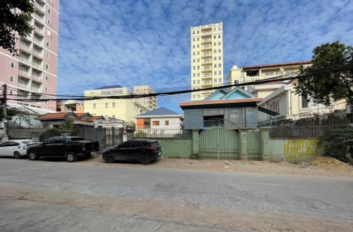 ដីលក់បន្ទាន់នៅសង្កាត់ផ្សារដើមថ្កូវ ខណ្ឌចំការមន ទីតាំងល្អសម្រាប់សង់ផ្ទះវីឡា ឃ្លាំង​និង​ អគារ