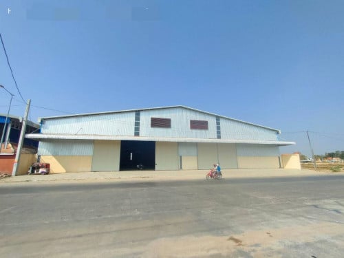 ឃ្លាំងរោងចក្រសម្រាប់ជួលក្បែផ្លូវកប់ស្រូវ