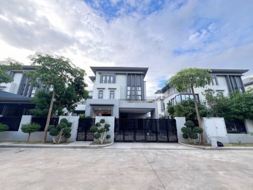 វីឡាឃ្វីនសម្រាប់លក់ (ដីវែង) ទីតាំងនៅក្នុងបុរីជីបម៉ុង ដឹផាកលែន 50ម៉ែត្រ