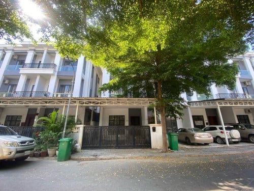 វីឡាកូនកាត់សម្រាប់ជួល / LA Villa for rent (បុរីវីឡាថោន / in Borey villa town)