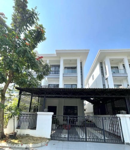 双拼别墅出租位置​  Villa Town