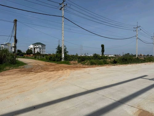 ដីកែងលក់នៅក្រោយវត្តក្រាំងធ្នង់