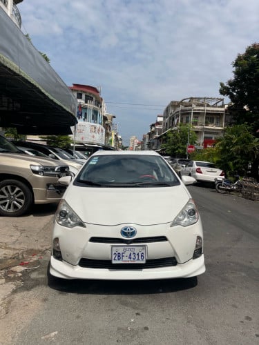 Prius C ឆ្នាំ 2012 FullOption  កាមេរ៉ា360 Sensor មុខក្រោយ