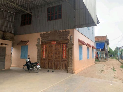 ថ្មក្រោមឈើលើ