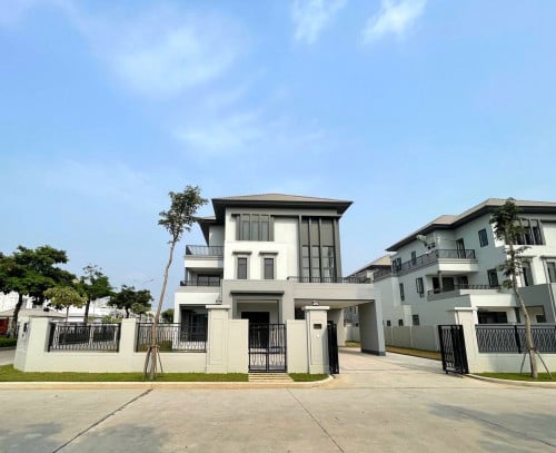 វីឡាឃ្វីនកែងលក់បន្ទាន់! ក្នុងបុរីជីបម៉ុងលែនម៉ាក៦០ម៉ែត្រ/ Corner  Queen for sale in Chip Mong 60m