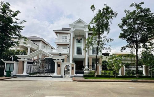 Queen Villa សម្រាប់លក់  បុរីប៉េងហួត60ម៉ែត្រ សល់ចំហៀងធំ