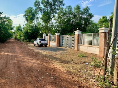 ដី​ និងឃ្លាំងលក់