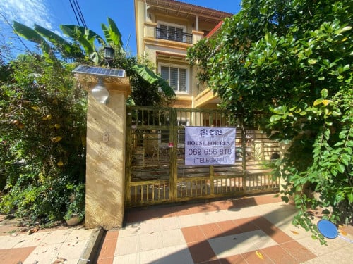 វិឡាភ្លោះ សម្រាប់ ជួល នៅក្នុងបុរី ពិភពថ្មី  ចំការដូង (សម្ភារ:ពេញ)