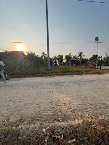 ជំរាបសួរ បងប្អូនដែលមានតម្រូវការរកដី សាងសង ផ្ទះរឺឃ្លាំង តម្លៃទុនម្ចាស់ដើមប្លង់រឹង