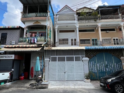 ផ្ទះអាជីវកម្មលក់ (ក្រោយផ្លូវកម្ពុជាក្រោម)