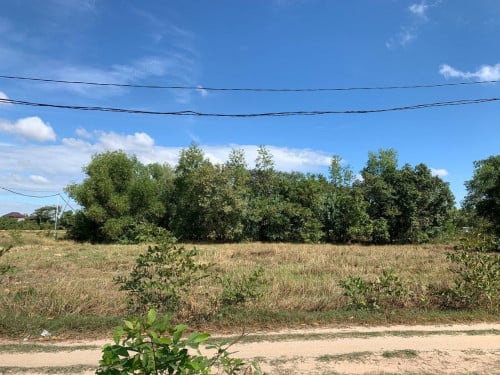 ដីធ្វើលំនៅដ្ឋានបាន ចុះពីផ្លូវជាតិលេខ២ ប្រហែល1500m ខាងជើងផ្សារយាយត្រប់