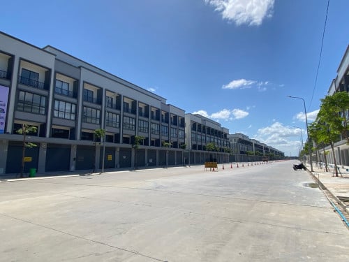 ផ្ទះអាជីវកម្មលើផ្លូវធំ20m បុរីជីបម៉ុង6A