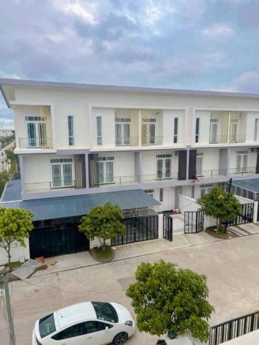 #ផ្ទះវីឡាកូនកាត់_សម្រាប់លក់-ផ្ទះកែង- នៅបុរី ឌឹ ផ្លរ៉ា ផ្លូវជាតិ6A ភូមិក្តីចាស់ សង្កាត់បាក់ខែង