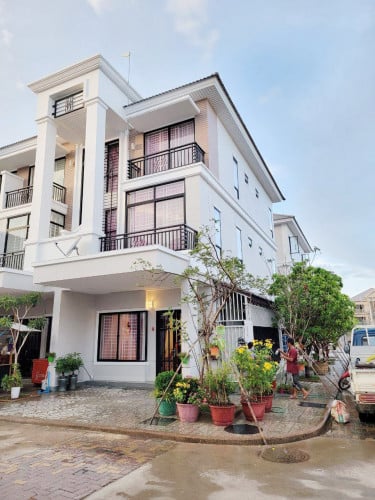 វីឡាកូនកាត់ សម្រាប់ជួល | Link Villa LA for rent ( Borey penghout  Boeung snor )